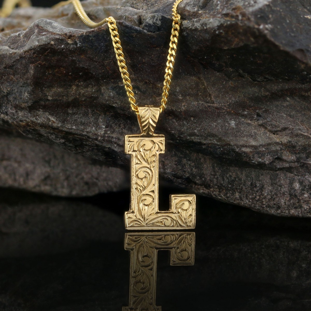 Harfli Kişiye Özel Tasarlanan Gümüş Kadın Kolye Harfli Kişiye Özel Tasarlanan Gümüş Kadın Kolye