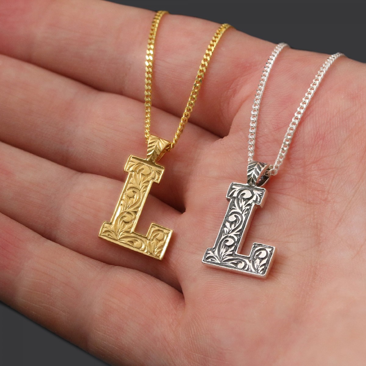 Harfli Kişiye Özel Tasarlanan Gümüş Kadın Kolye Harfli Kişiye Özel Tasarlanan Gümüş Kadın Kolye