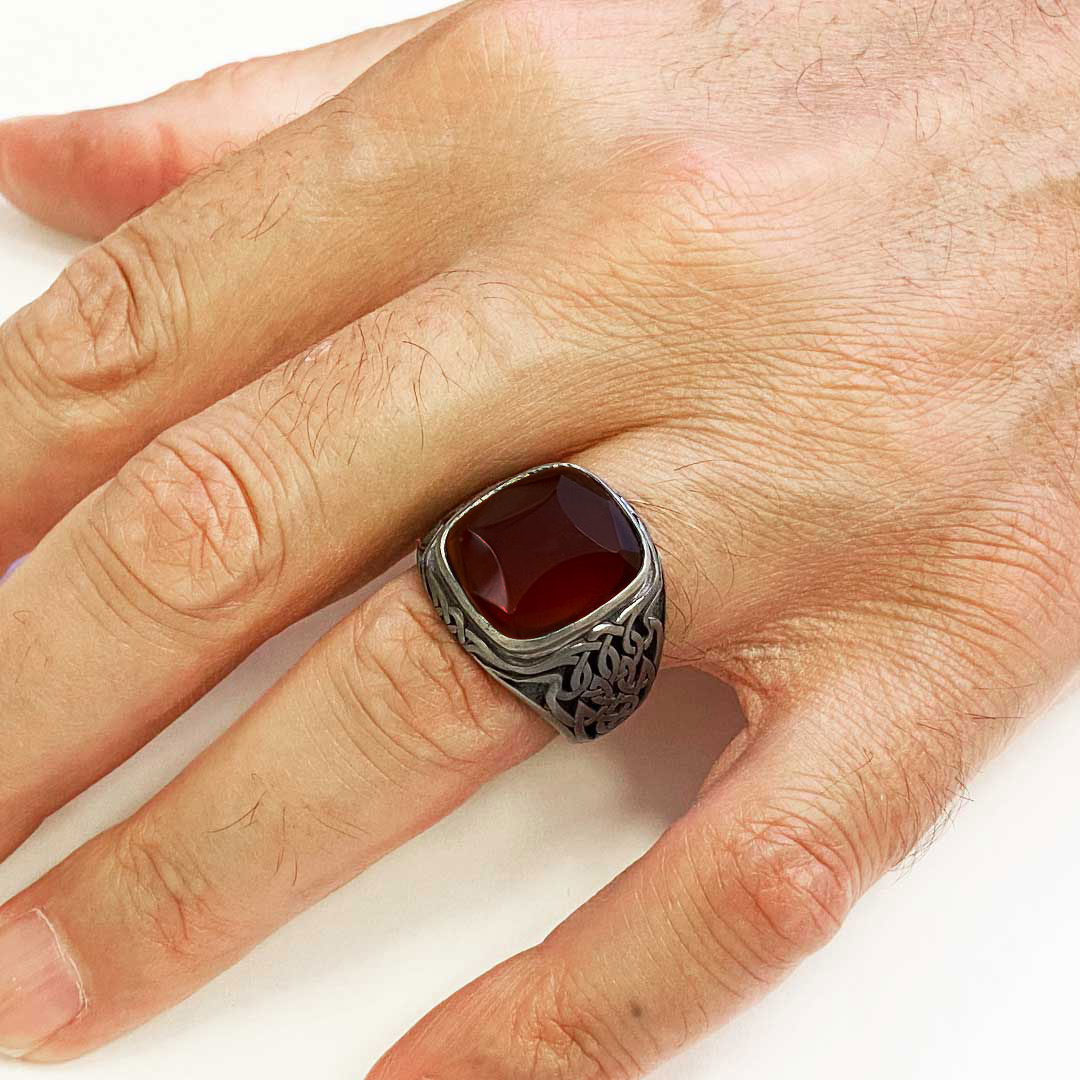 Kırmızı Akik Taşlı Özel Tasarım 925 Ayar Gümüş Motifli Erkek Yüzüğü