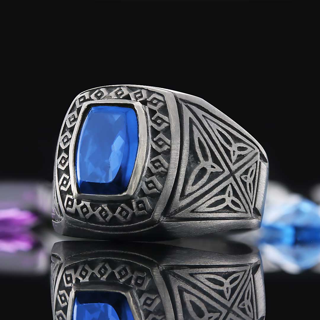Safir Taşlı Yüzüklerle Hem Şıklığı Hem Anlamı Keşfedin, Simetrik Desen İşlemeli 925 Ayar Gümüş Erkek Safir Yüzük