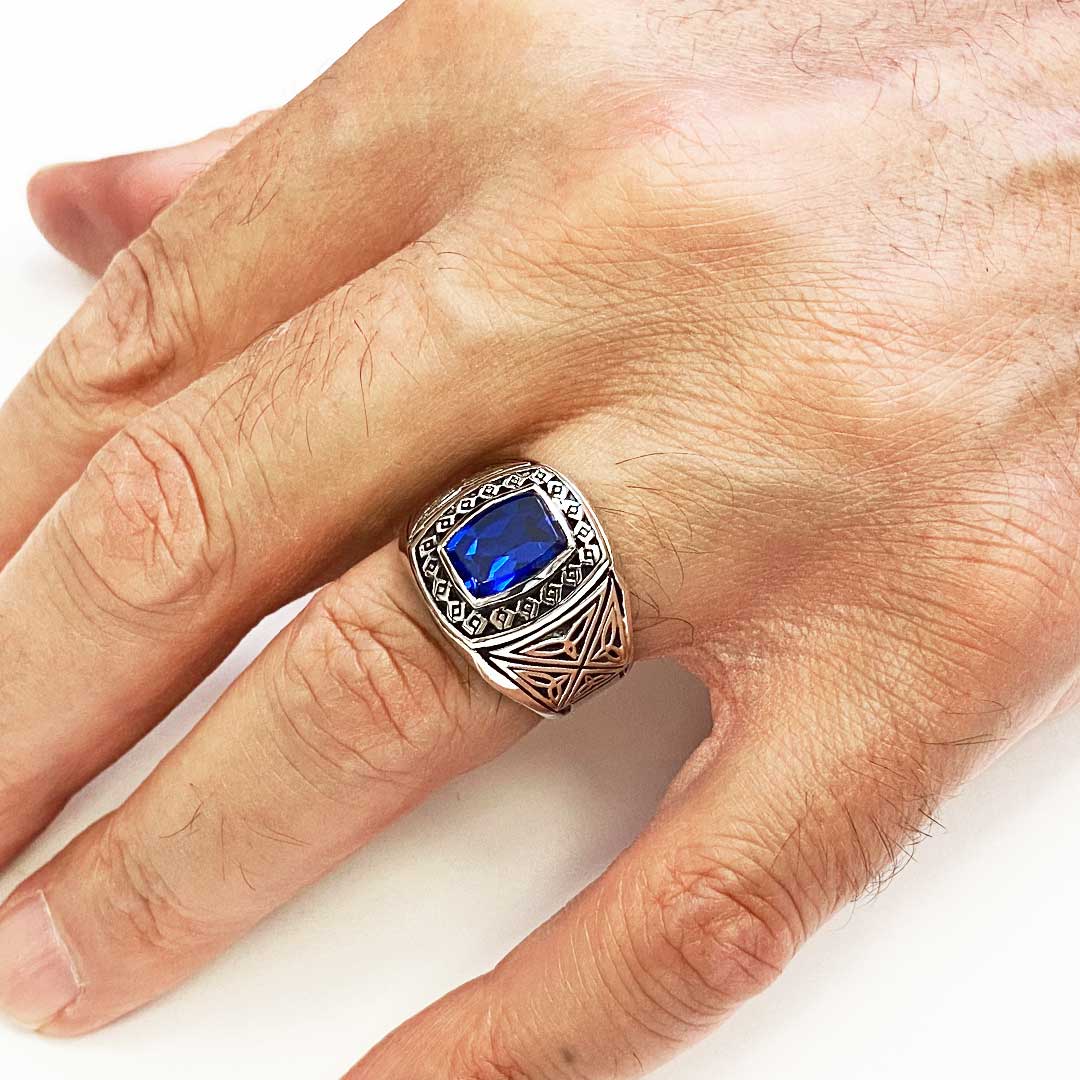 Safir Taşlı Yüzüklerle Hem Şıklığı Hem Anlamı Keşfedin, Simetrik Desen İşlemeli 925 Ayar Gümüş Erkek Safir Yüzük