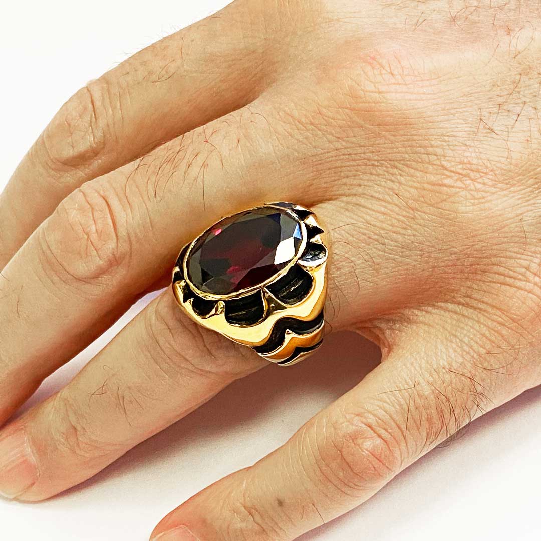 Ruby Taşlı Yüzüklerle Işıldayın ve Şıklığınızı Keşfedin, Büyük Ruby Taşlı Simetrik Desenli Gümüş Erkek Yüzük