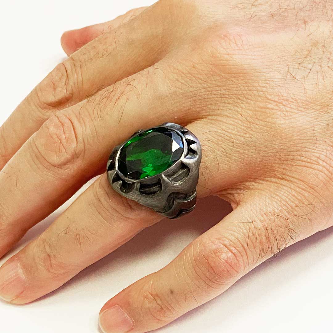 Tourmaline Taşlı Yüzüklerle Işıldayın ve Şıklığınızı Keşfedin, Büyük Tourmaline Taşlı Simetrik Desenli Gümüş Erkek Yüzük