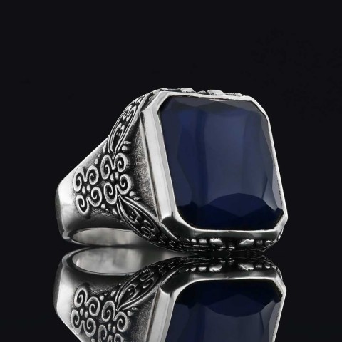 Doğanın En Zarif Mavi Işıltısı, Safir Taşlı Yüzükler, Safir Taşlı Yanları Motifli Gümüş Erkek Yüzük